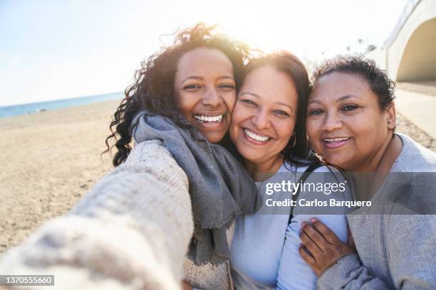 selfie of happy family in the beach. - drei erwachsene stock-fotos und bilder