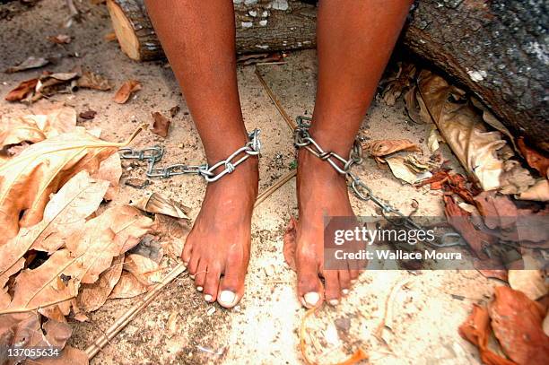 feet in chains - slaves in chains imagens e fotografias de stock