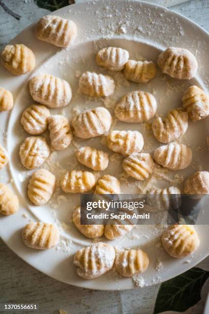 freshly made raw potato gnocchi - gnocchi stockfoto's en -beelden