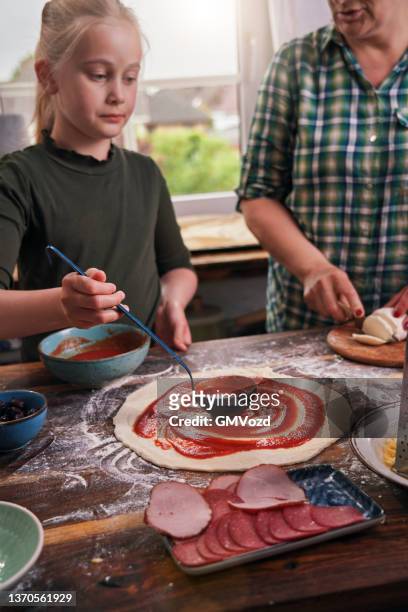 国内キッチンで自宅でお母さんとピザを準備する子供たち - stay at home mum ストックフォトと画像