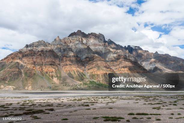 throwing shadows,scenic view of rocky mountains against sky,lahaul and spiti,himachal pradesh,india - himachal pradesh stockfoto's en -beelden