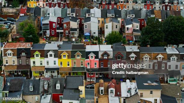 coloridas casas adosadas en redding, pa - reading pennsylvania fotografías e imágenes de stock