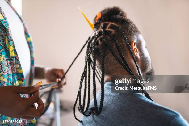 coiffeur préparant des tresses - tressé photos et images de collection