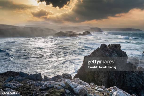 rocky scotish coastline near mangersta, isle of lewis, uk - insel harris stock-fotos und bilder