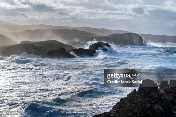 rocky scotish coastline near mangersta, isle of lewis, uk - caractéristiques côtières photos et images de collection