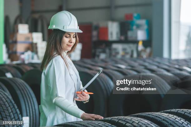 ingenieurin bei der qualitätskontrolle in der reifenfabrik - arbeiter winter stock-fotos und bilder