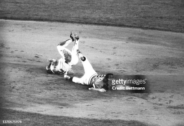 New York Mets' John Stearns tumbles over the bag at 2nd on a force by San Francisco second basemen Bob Andrews at Shea Stadium. The Mets won over the...