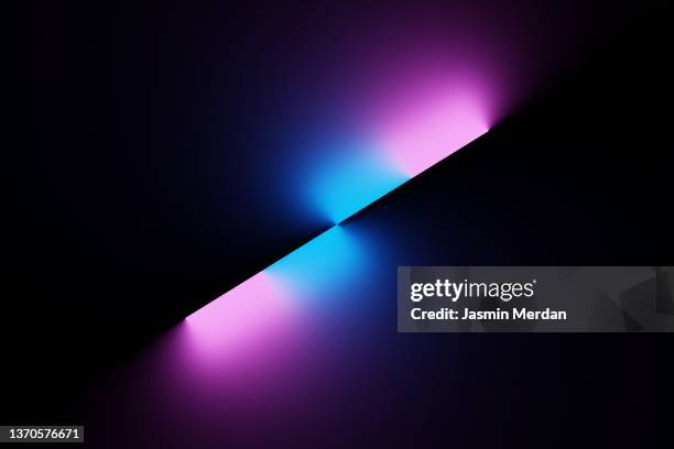 pink and blue gradient on black line - radiacion electro magnetica fotografías e imágenes de stock