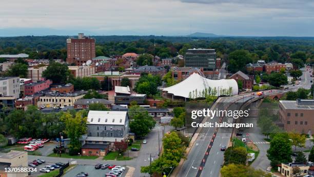 carretera a través del centro de charlottesville, va - aéreo - charlottesville fotografías e imágenes de stock