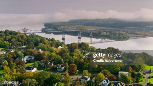 hohe luftaufnahme der rip van winkle bridge - hudson stock-fotos und bilder