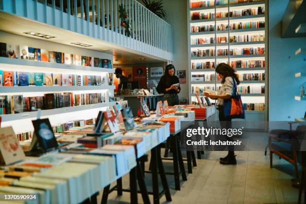 clients dans la librairie - librairie photos et images de collection
