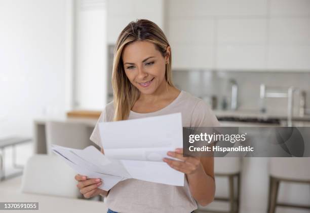 自宅で手紙を読む女性 - message ストックフォトと画像