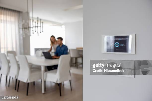 nahaufnahme auf einem controller in einem smart home - smarthome stock-fotos und bilder