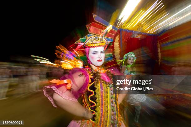 karneval - brasilien - zirkuskünstler stock-fotos und bilder