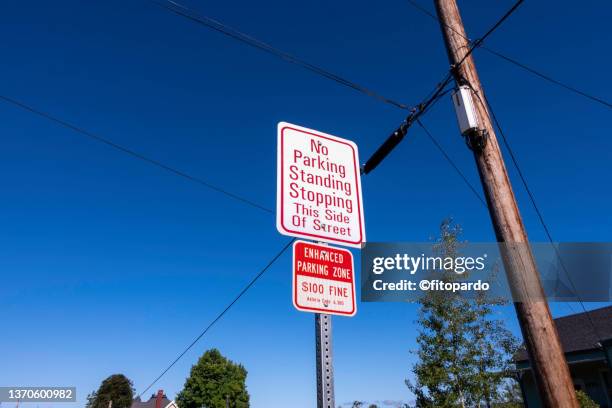 no parking sign on a famous place - 駐車標識 ストックフォトと画像