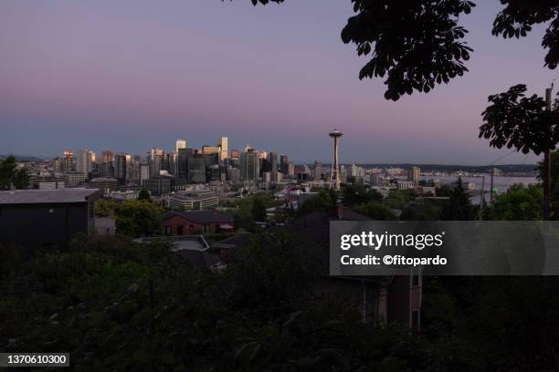 space needle and seattle skyline at dusk - seattle landscape stock pictures, royalty-free photos & images