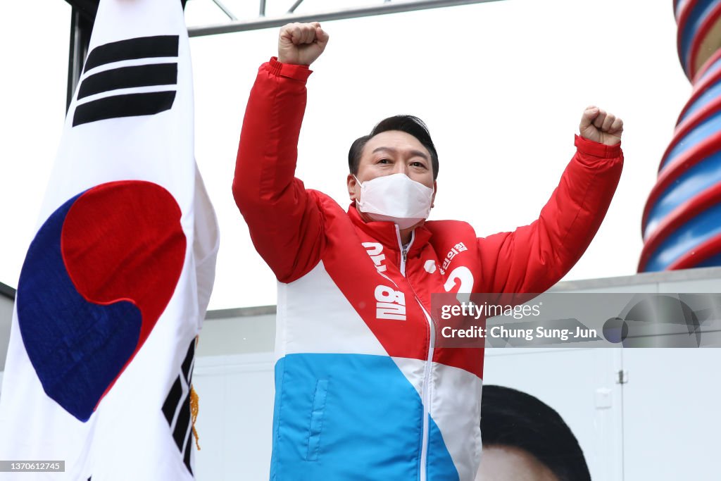 South Korean Presidential Candidates Kick Off Campaigns