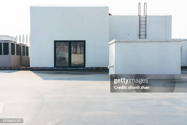 empty roof top parking lot - flat top stock pictures, royalty-free photos & images