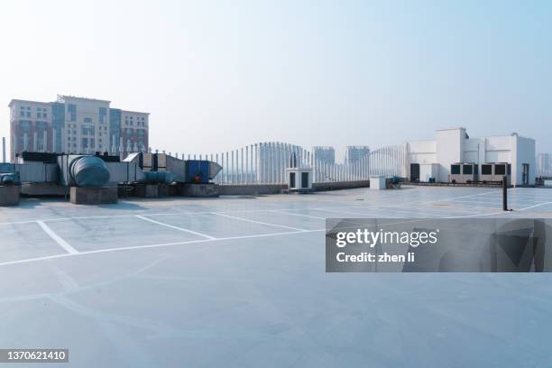 empty roof top parking lot - flat top stock pictures, royalty-free photos & images