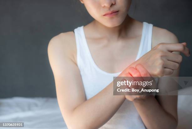 close up of woman holding her wrist caused of wrist pain. - karpaltunnelsyndrom bildbanksfoton och bilder