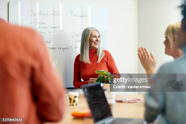 empresaria barcelonesa presenta objetivos para nuevo año - gestor de proyectos fotografías e imágenes de stock