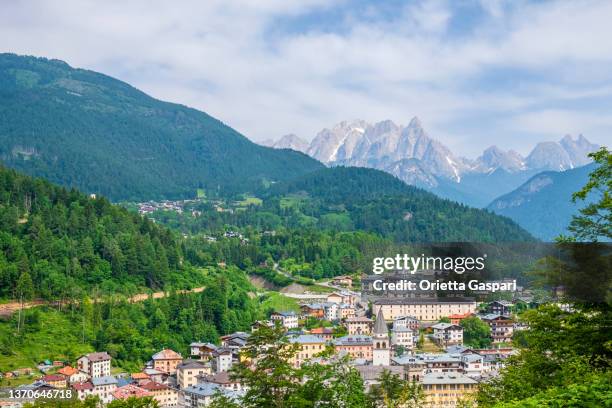 pieve di cadore, véneto, italia - pieve di cadore fotografías e imágenes de stock