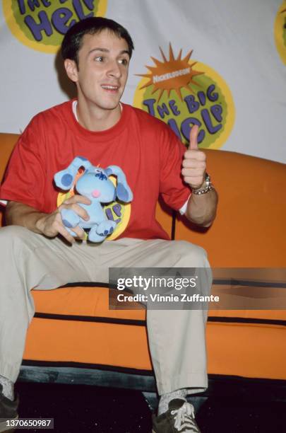 American actor Steve Burns, wearing an orange Nickelodeon 'The Big Help' t-shirt, attends Nickelodeon's 5th Annual 'Big Help-A-Thon,' held at Pan...