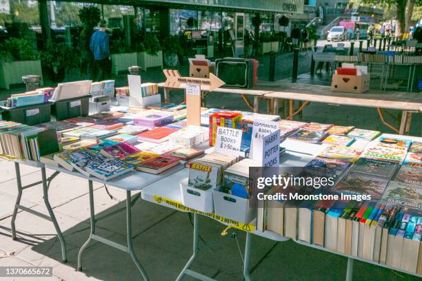 southbank centre book market en south bank, londres - south stand fotografías e imágenes de stock