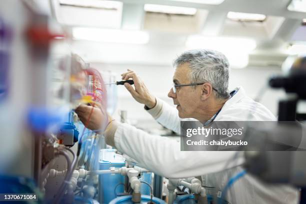 ajuste final - mechatronics fotografías e imágenes de stock