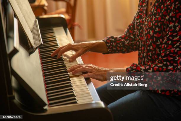 close up of senior woman's hands playing piano - pianista - fotografias e filmes do acervo