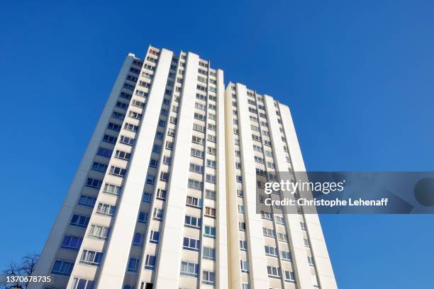 residential tower in dammarie les lys, france - viviendas asequibles fotografías e imágenes de stock