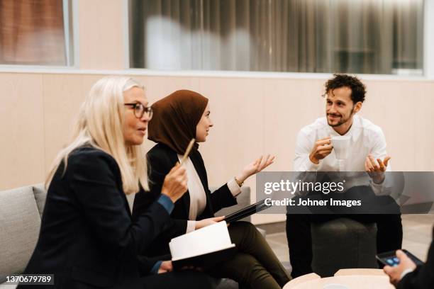 people at business meeting - voile religieux photos et images de collection