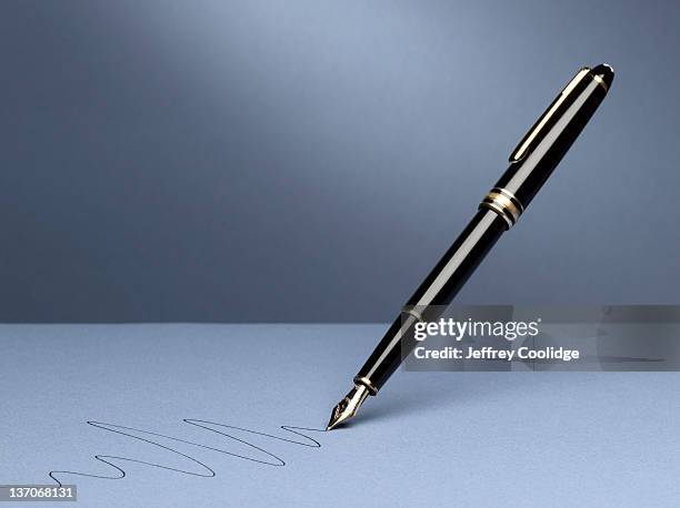 fountain pen with squiggle - vulpen stockfoto's en -beelden