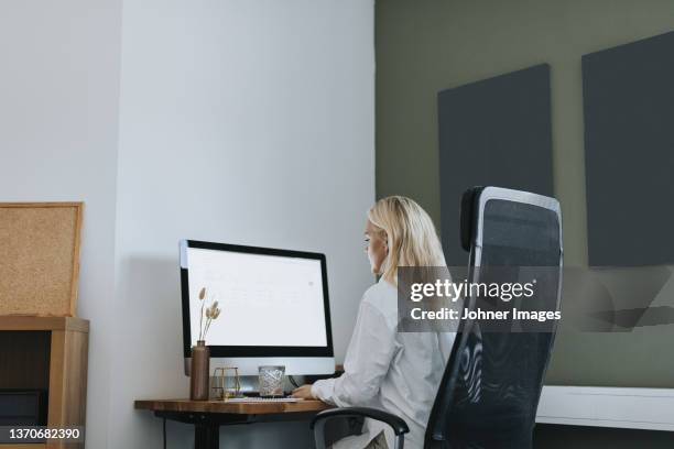woman using pc in office - small office stock pictures, royalty-free photos & images
