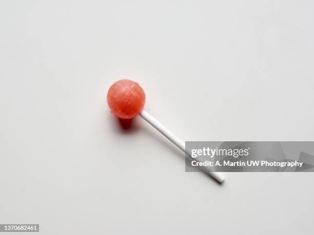 red lollipop isolated on white background. - lollipop stock-fotos und bilder