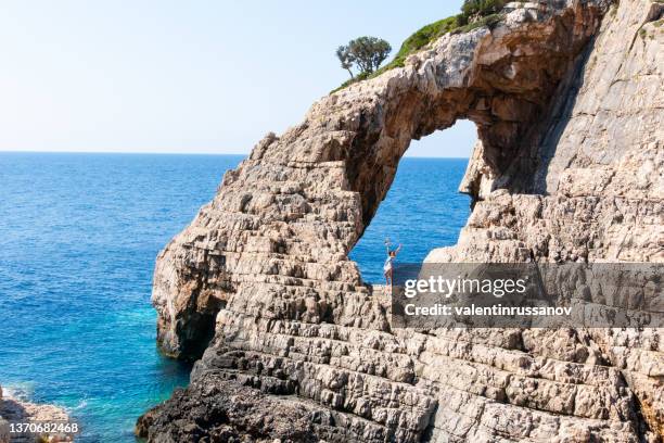 landschaftsansicht der felsformationen korakonissi in zakynthos, griechenland - felsformation stock-fotos und bilder