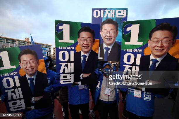 Supporters await the arrival of presidential candidate Lee Jae-myung of the ruling Democratic Party during a presidential election campaign on...