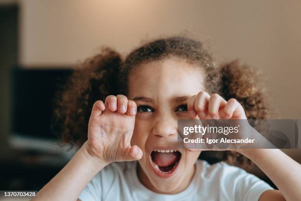 fille faisant le visage de boogeyman - monstre photos et images de collection