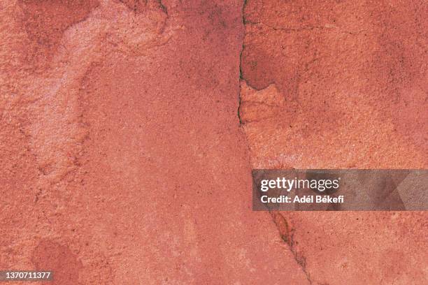 orange cracked wall - áfrica del norte fotografías e imágenes de stock