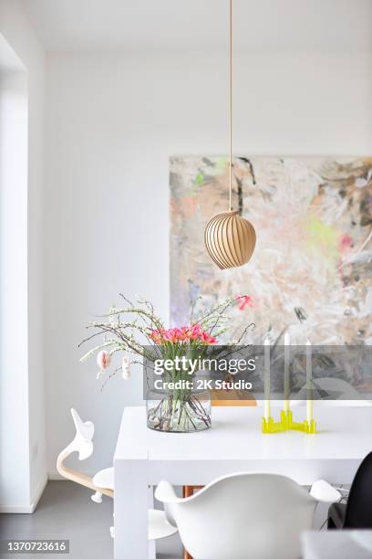 an easter bouquet in a glass vase - table vase stockfoto's en -beelden