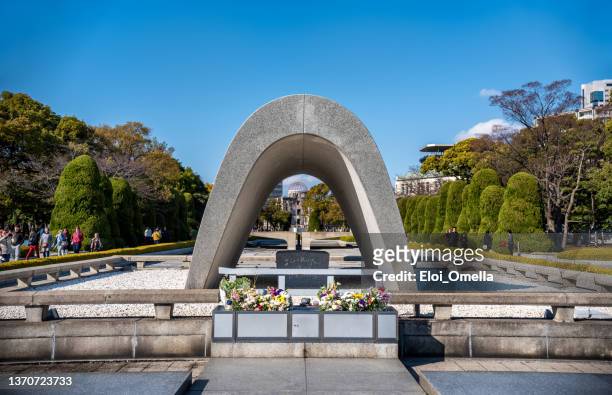 cenotafio conmemorativo de las víctimas de hiroshima - hiroshima fotografías e imágenes de stock