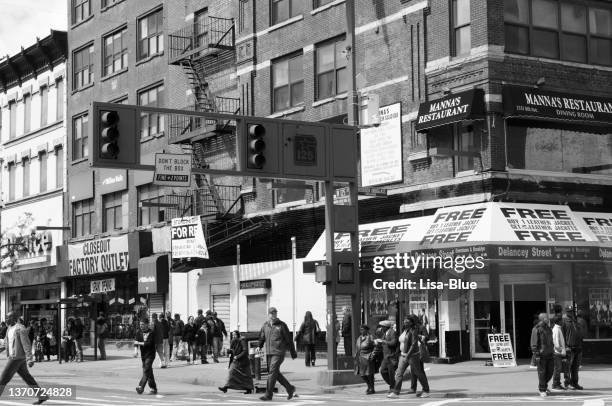 persone che attraversano la strada, harlem. - harlem foto e immagini stock