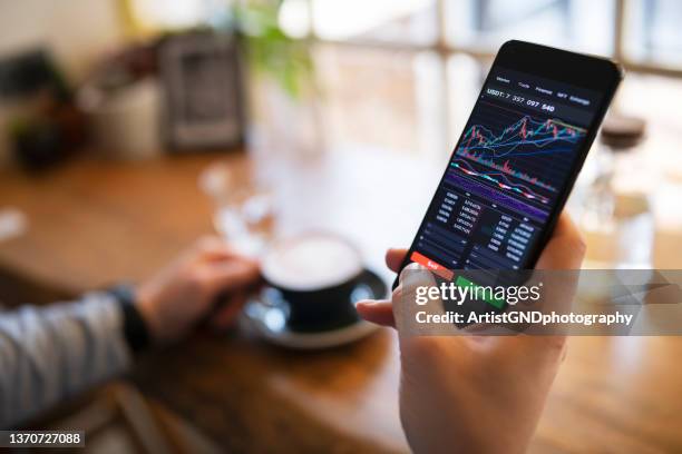 человек покупает биткоин на смартфоне