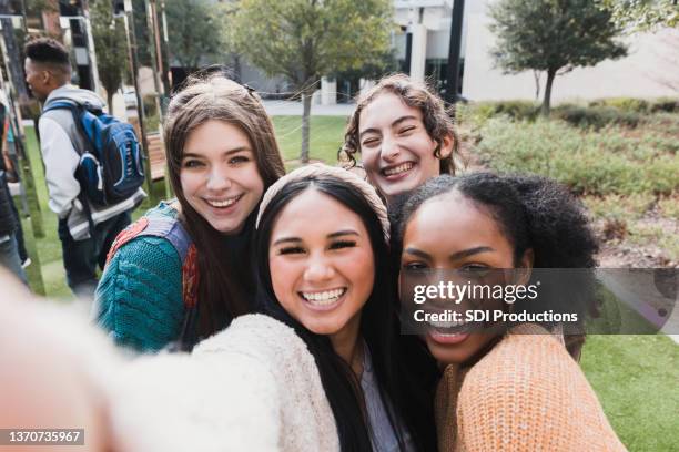 quatro amigas adolescentes tiram selfie antes da escola - teen boys selfie - fotografias e filmes do acervo