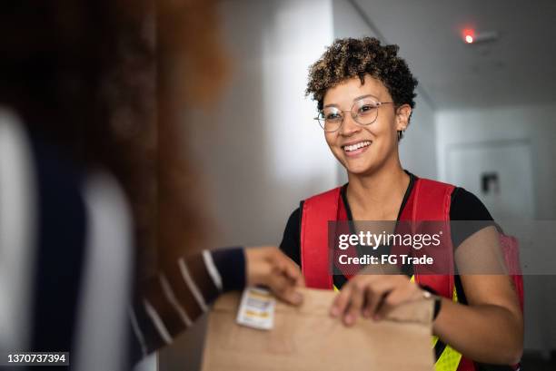 mujer recibiendo parto en casa - food delivery fotografías e imágenes de stock