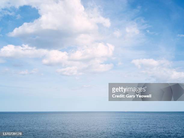 sea and sky - fonds de nuage photos et images de collection