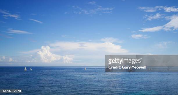 sea, sky and yachts - horizon over land stock-fotos und bilder