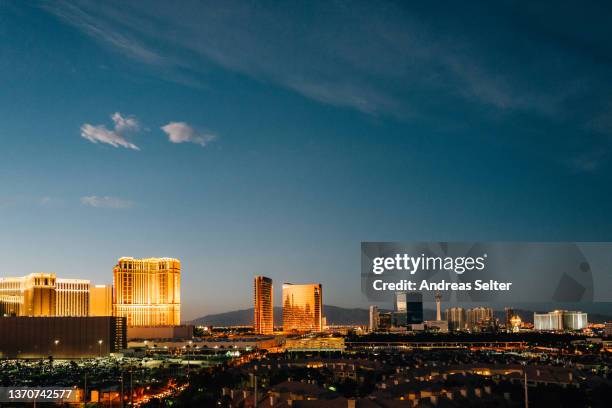 las vegas at dusk - las vegas skyline stock pictures, royalty-free photos & images