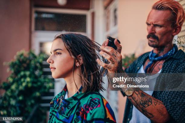 friseur kümmert sich um die haare seines kunden - nasses haar stock-fotos und bilder