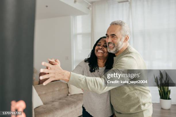 mann und frau tanzen zusammen im wohnzimmer - tango black stock-fotos und bilder